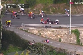 Велосипедистка упала с высоты нескольких метров во время гонки