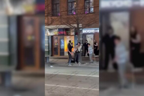 В Краснодаре мужчина избил девушку на глазах прохожих