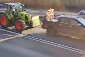 Трактористы тоже залипают в телефоне