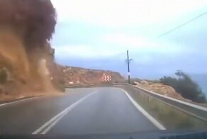 В Турции оползень сошел прямо на движущуюся машину