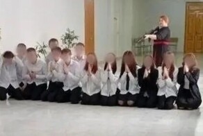 В Челябинске учительница наставила автомат на школьников ради эффектной фотографии