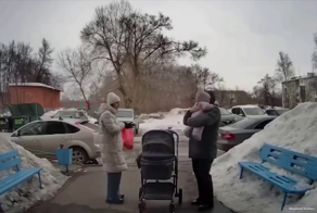 В Кемерово глыба льда чуть не убила отца с маленькой дочерью у подъезда