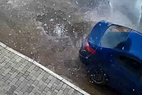 Упавшая ледяная глыба раздавила легковушку