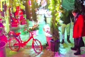 Парни украли декоративные конфеты и раздали их прохожим