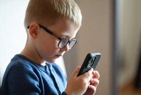 Минпросвещения планирует запретить детям пользоваться мобильными телефонами до определённого возраста