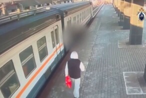 Электричка протащила зажатого в дверях подростка вдоль платформы  в Москве