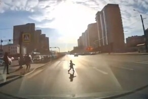 Держите маленьких детей за руку