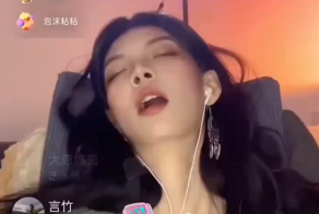 Работа мечты: фанаты продолжают донатить, пока стримерша спит