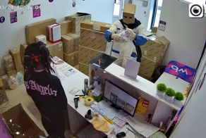 Местные жители положили конец выходкам тролля в пункте выдачи