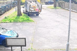 Водитель выгрузил весь мусор на дорогу и скрылся