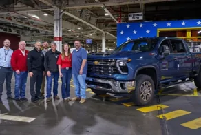 Владелец пикапа Chevrolet с пробегом миллион миль купил новый той же модели