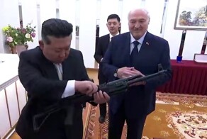 Лукашенко подарил Ким Чен Ыну автомат