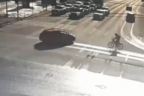 Электровелосипед столкнулся с автомобилем