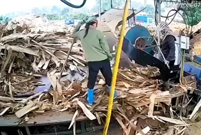 Жуткая трагедия на работе: женщину затянуло в дробилку