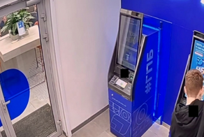 Подросток поджег банкомат в Москве