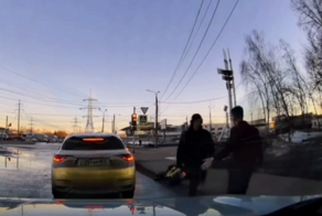 Курьер вырубил водителя, который его обрызгал