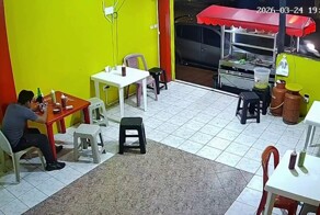 Владелец кафе дал отпор вооруженному грабителю