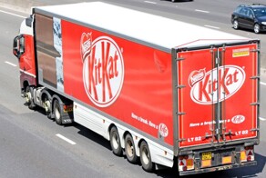 «Слишком буквальный перерыв»: в Европе угнали фуру с 12 тоннами батончиков KitKat