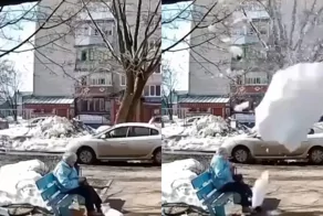 Невозмутимость поражает: глыба льда едва не убила пенсионерку