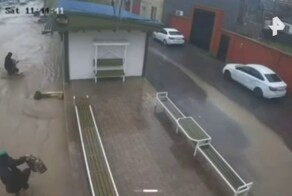 В Махачкале прохожий спас ребёнка, которого унесло течением