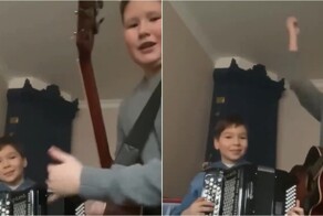 Два мальчика исполнили «Лесника» на гитаре и баяне