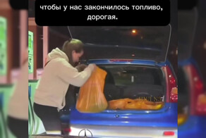 На заправке девушка набирала бензин в пластиковые пакеты