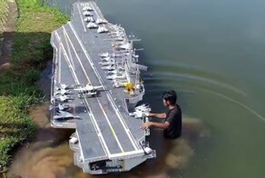 Жители Индонезии построили 7-метровую модель авианосца