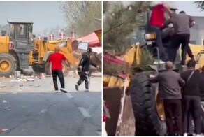 Мужчина на фронтальном погрузчике снёс палатки с людьми в Китае