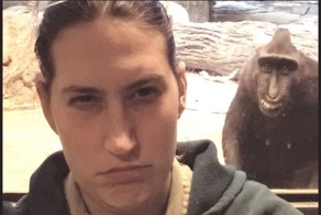 Обезьяна троллит посетителей (2 фото)