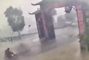 Китайский мопедист чудом спасся, когда исторические ворота рухнули на дорогу