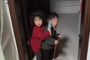 В Китае девочка «взяла в заложники» брата ради сладостей