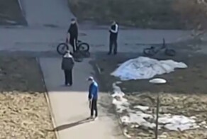 Подростки бросали петарды под ноги инвалиду