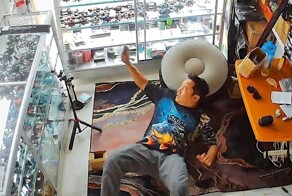 Владелец магазина разбил витрину, пытаясь прилечь отдохнуть