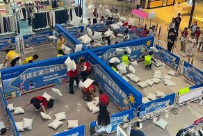 Необычный способ разрядки: битва подушками в торговом центре