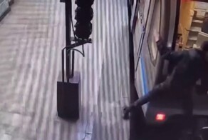 Москвича арестовали на девять суток за проезд на сцепке вагона метро