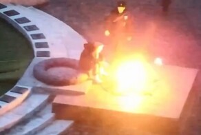 Женщина прикурила от Вечного огня в Кургане