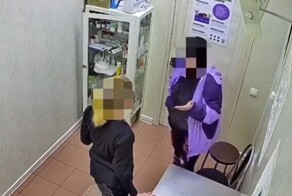 «Я тебя сейчас сломаю»:женщина напала на сотрудницу ветклиники из-за отказа делать укол собаке без осмотра