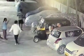 В Индии мужчина с размаху ударил 4-летнего ребёнка головой о землю