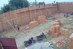 Стена упала на рабочих в Индии