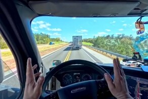 Дальнобойщик установил в кабину дорогой ПК с рулём, чтобы играть в гонки в пробках