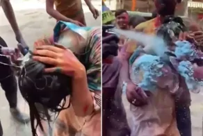 Японскую туристку облили краской на празднике Холи в Индии