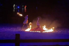 Во время шоу танцовщица загорелась и прыгнула в воду