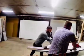 На мебельной фабрике в Челябинской области рабочий лишился двух пальцев