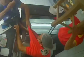 Прохожий спас продавщицу булочной от вооружённого грабителя