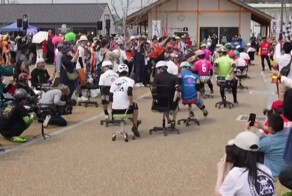 В Японии прошла очередная гонка на стульях