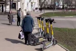 «Её борьба»: пенсионерка повалила электросамокаты в центре Воронежа