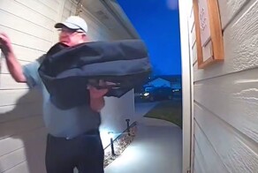 Пожилой курьер купил напиток клиентам и прославился в сети