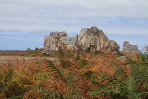 Два валуна, одна крыша и судебный иск: история самого неудобного дома в Бретани