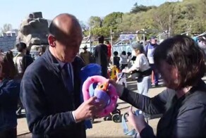 Обезьянке Панчу передали мягкую игрушку из России