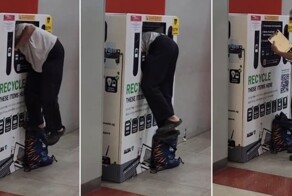 Мужчина стащил планшет из контейнера для электронных отходов